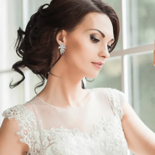 ATHENA BRIDAL | Fabienne -kristallikoristeiset kukkakorvakorut (hopea)