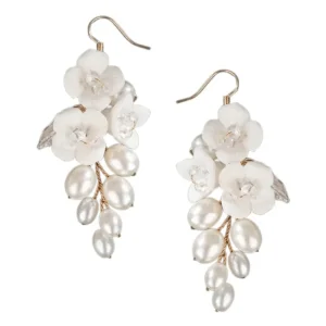 ATHENA BRIDAL | Hortense -valkoiset kukkakoristeiset helmikorvakorut
