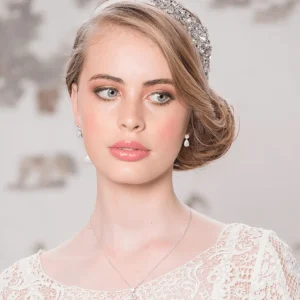 ATHENA BRIDAL | Jacqueline -hopeanvärinen kristallikorusetti pisaralla
