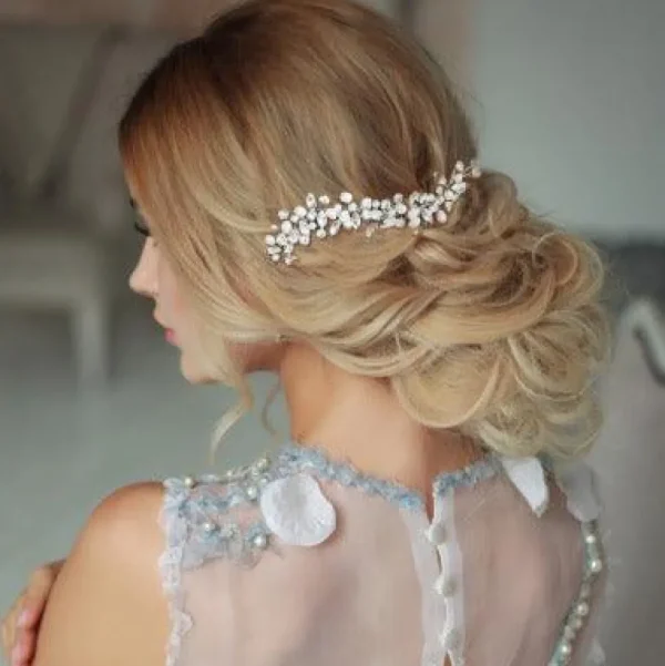 ATHENA BRIDAL | Liliane -helmikoristeinen hiuskoriste (kulta)