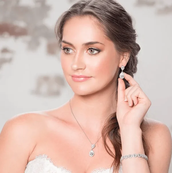 ATHENA BRIDAL | Léonie -pisaranmuotoinen kristallikaulakoru