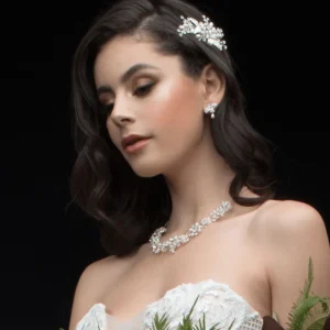 ATHENA BRIDAL | Sandrine -helmikoristeinen hiuskoru klipsillä (hopea)