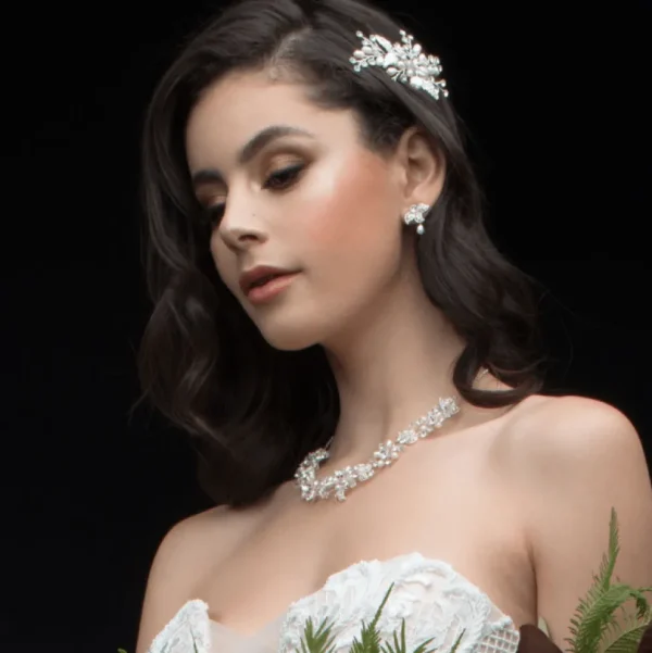 ATHENA BRIDAL | Sandrine -helmikoristeinen hiuskoru klipsillä (hopea)