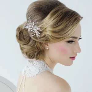ATHENA BRIDAL | Sandrine -helmikoristeinen hiuskoru klipsillä (hopea)