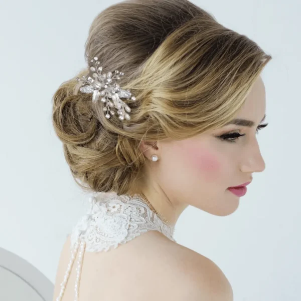 ATHENA BRIDAL | Sandrine -helmikoristeinen hiuskoru klipsillä (hopea)