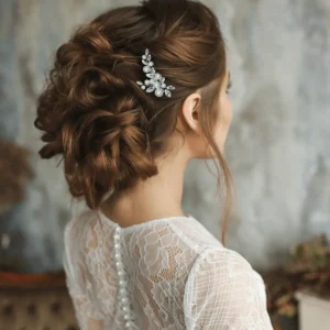 ATHENA BRIDAL | Stéphanie -helmikoristeinen hiuskoru klipsillä (hopea)