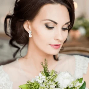 ATHENA BRIDAL | Évelyne -kristallikoristeiset helmikorvakorut (kulta)