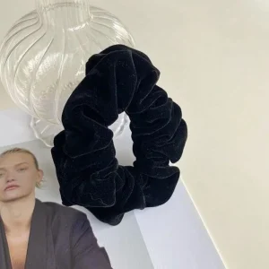 Donitsi/Scrunchie | SUGAR SUGAR, Velvet Scrunchie -musta samettidonitsi