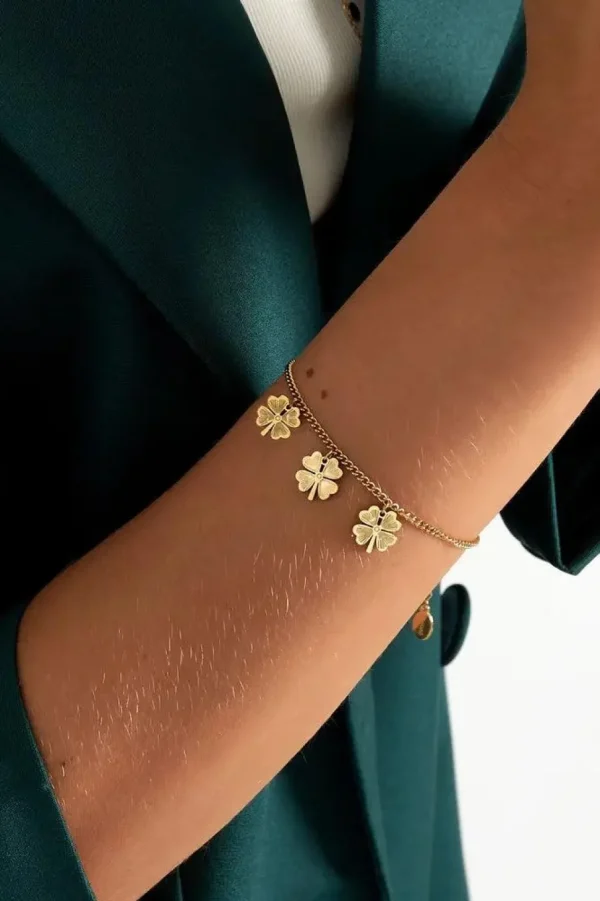 FRENCH RIVIERA | Clover Charm -kirurginteräsrannekoru (kulta)