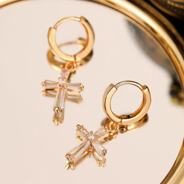 FRENCH RIVIERA | Glitter Cross -kullanväriset ristikorvakorut
