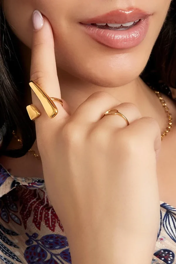 FRENCH RIVIERA | Ida Ring in Gold -kivetön sormus kirurginterästä