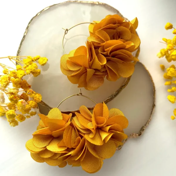 FRENCH RIVIERA | Jasmine -kukkakorvakorut (leijonankeltainen)