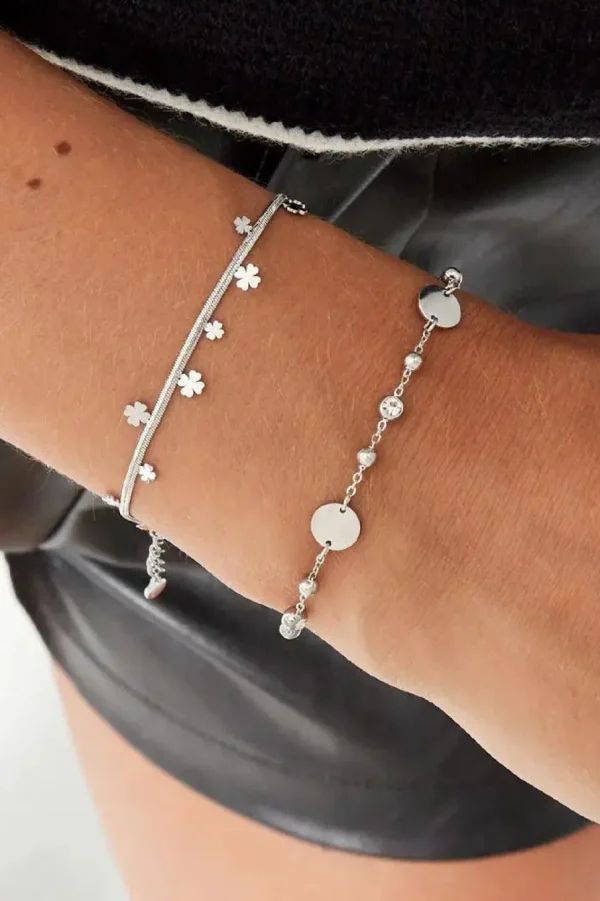 FRENCH RIVIERA | Mini Clover Charm -kirurginteräsrannekoru (hopea)