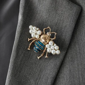 FRENCH RIVIERA | Queen bee -helmikoristeinen rintaneula