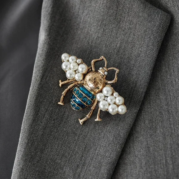 FRENCH RIVIERA | Queen bee -helmikoristeinen rintaneula