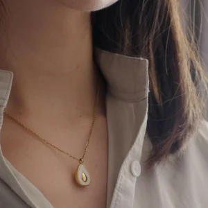 FRENCH RIVIERA | Avocado Necklace -kullanvärinen kirurginteräskaulakoru