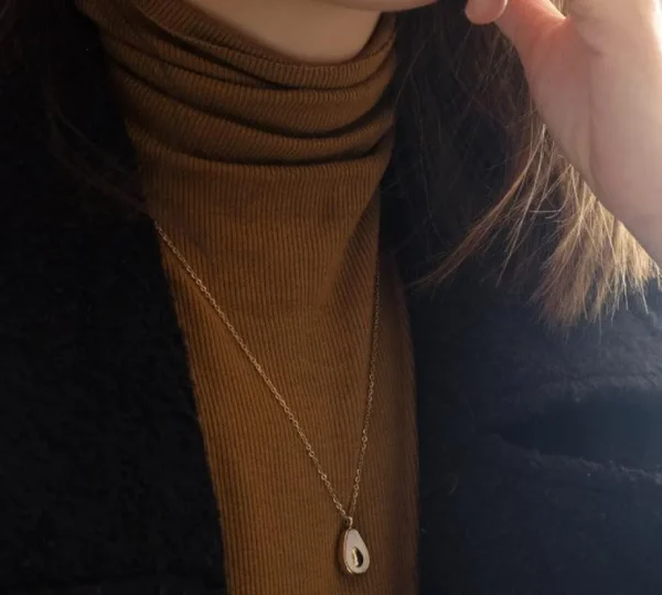 FRENCH RIVIERA | Avocado Necklace -kullanvärinen kirurginteräskaulakoru