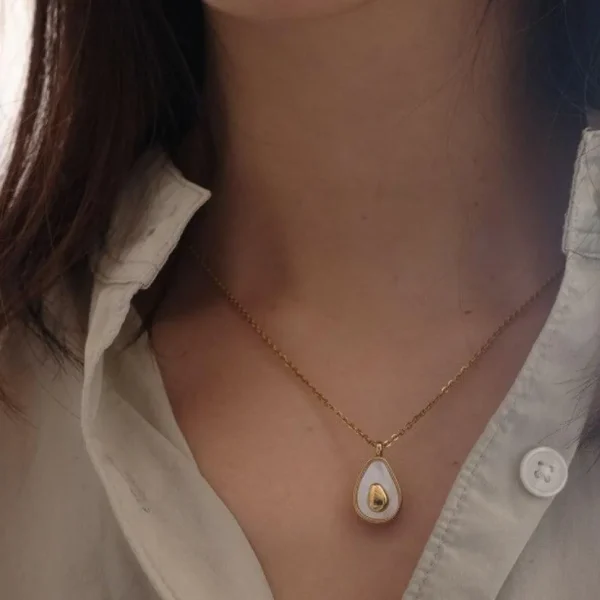 FRENCH RIVIERA | Avocado Necklace -kullanvärinen kirurginteräskaulakoru