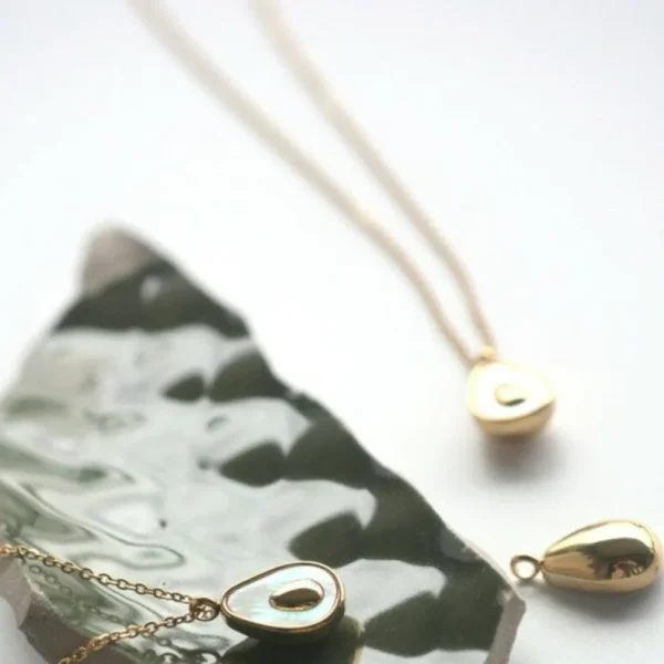 FRENCH RIVIERA | Avocado Necklace -kullanvärinen kirurginteräskaulakoru