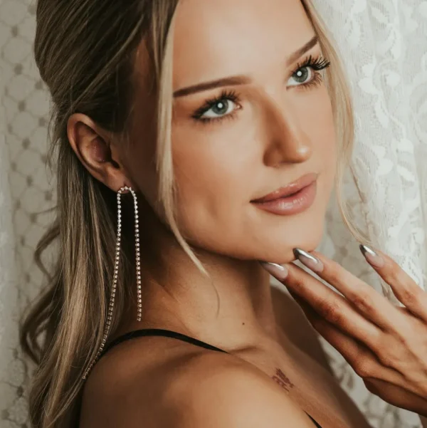 FRENCH RIVIERA | Eléa Earrings -kirkkaat strassikorvakorut (kaksi väriä)