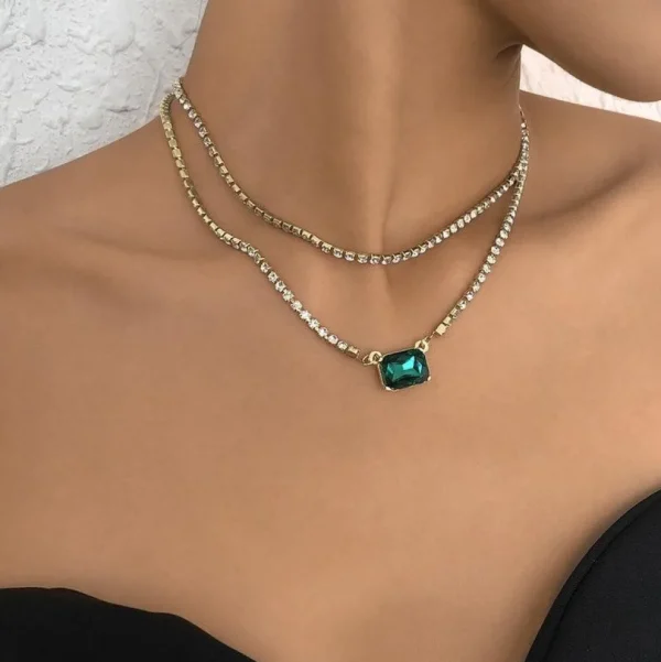 FRENCH RIVIERA | Emerald Necklace in Gold -strassikoru vihreällä kivellä