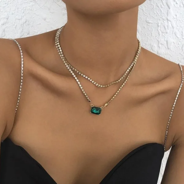 FRENCH RIVIERA | Emerald Necklace in Gold -strassikoru vihreällä kivellä