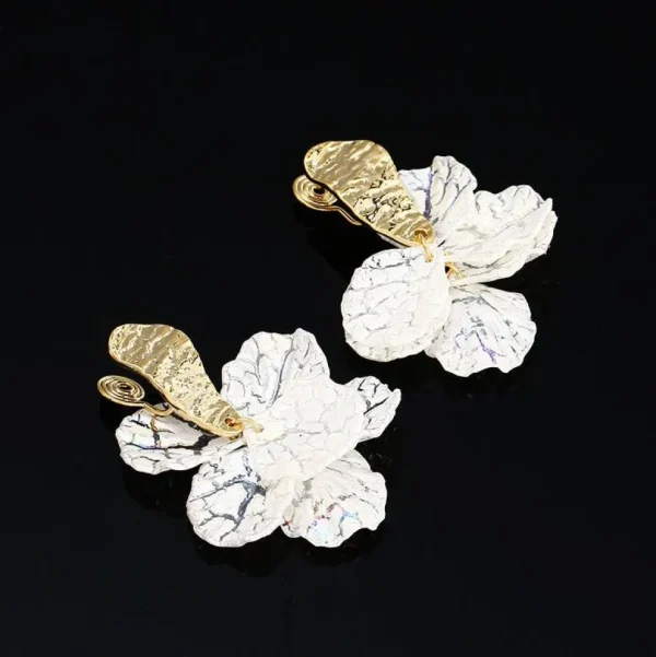 FRENCH RIVIERA | Emmaline Earrings -valkoiset terälehtikorvakorut