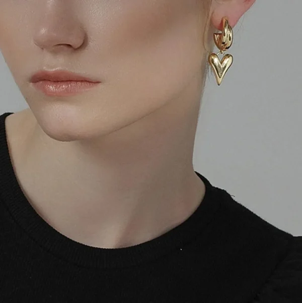 FRENCH RIVIERA | Modern Heart Earrings -kirurginteräsrenkaat sydämellä
