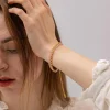 FRENCH RIVIERA | Rosanna -vaaleanpunainen rannekoru kirurginteräksestä