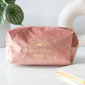 Good Vibes Only -vaaleanpunainen samettimeikkipussi