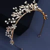Hiuskoru, tiara ROMANCE | Evelyn -kullansävyinen tiara helmillä