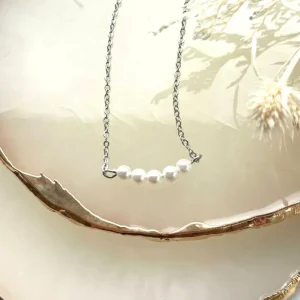 Kirurginteräskaulakoru, FRENCH RIVIERA | Belle Pearl Necklace in Silver
