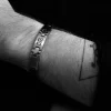 Kirurginteräsrannekoru, Classic with Greek Decoration