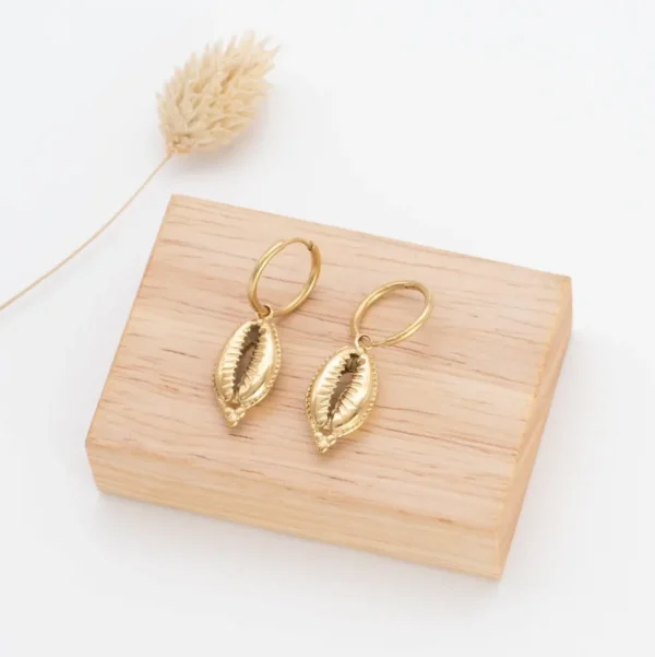 Kirurginteräsrenkaat, FRENCH RIVIERA | Steel Hoops with Seashell in Gold