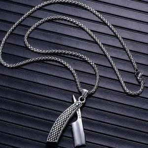 Kirurginteräsriipus, Razor Pendant