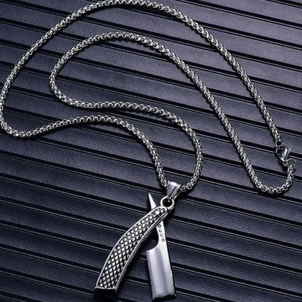 Kirurginteräsriipus, Razor Pendant