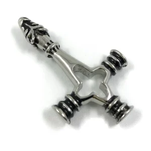 Kirurginteräsriipus, Wolf Cross (susi, risti)