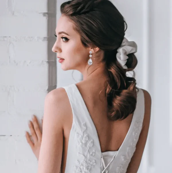 Korvakorut, ATHENA BRIDAL | Exquisite Earrings -hopeanväriset pisarat