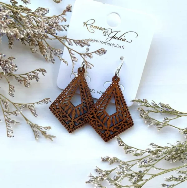 Korvakorut, Brown Lace -ruskeat pitsikoristeiset puukorvakorut