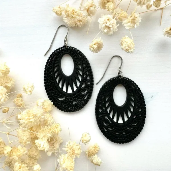 Korvakorut, Oval Black Lace -mustat pitsikoristeiset puukorvakorut