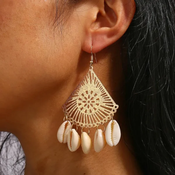 Korvakorut, PAPARAZZI | Gold and Lace Seashell Earrings