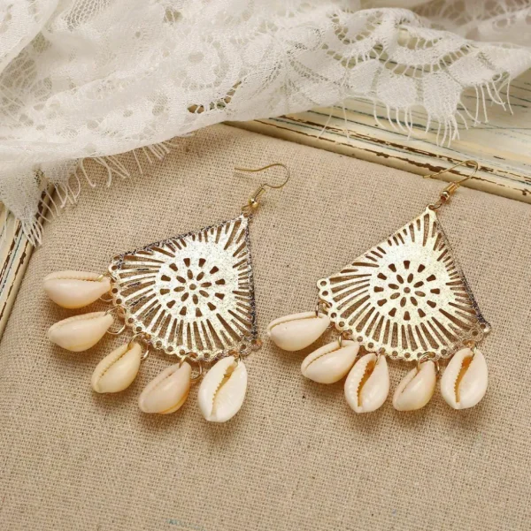 Korvakorut, PAPARAZZI | Gold and Lace Seashell Earrings