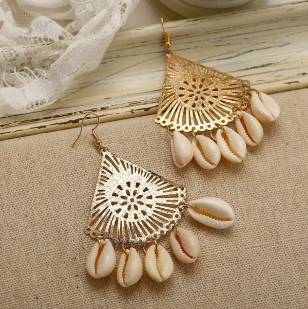 Korvakorut, PAPARAZZI | Gold and Lace Seashell Earrings