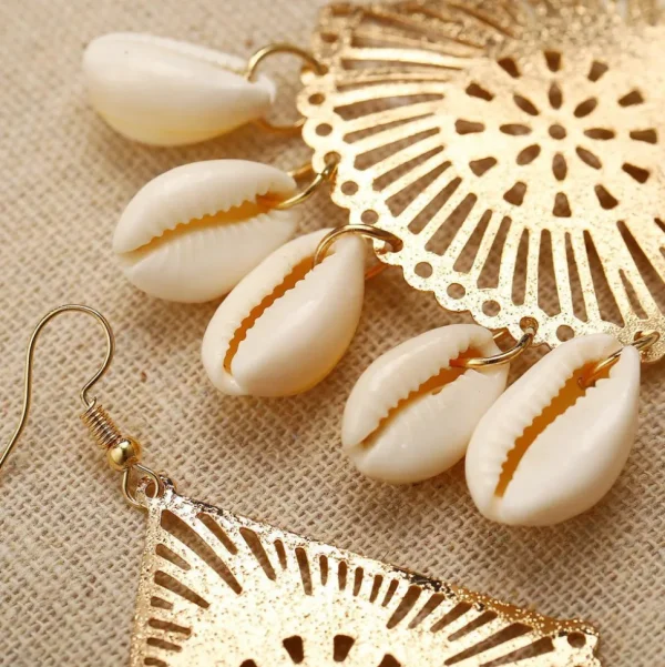 Korvakorut, PAPARAZZI | Gold and Lace Seashell Earrings