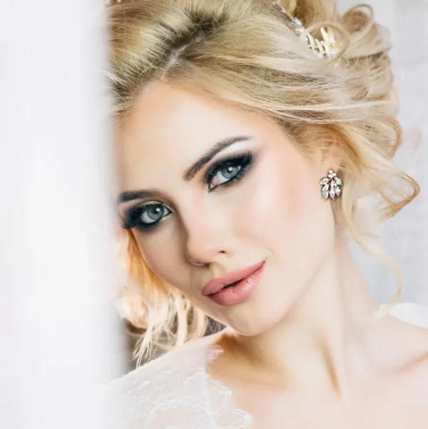 Kristallikorvakorut, ATHENA BRIDAL | Dainty Bella Earrings in Gold