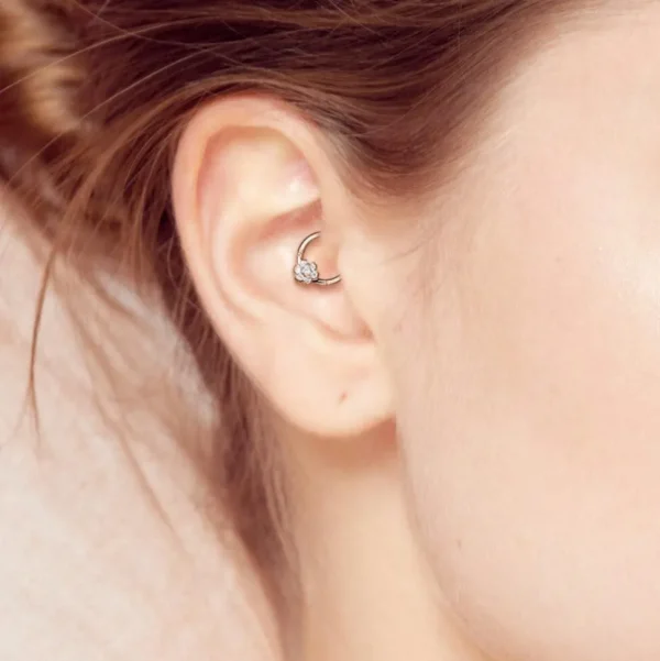 Lävistysrengas, Implant Grade Titanium Ring with CZ Flower