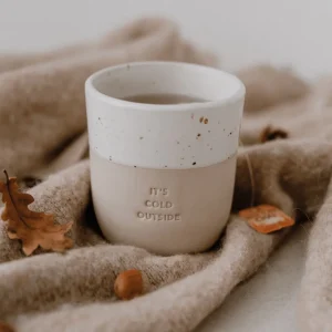 Muki, It's Cold Outside Mug -käsintehty korvaton tekstimuki