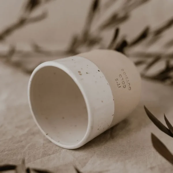 Muki, It's Cold Outside Mug -käsintehty korvaton tekstimuki
