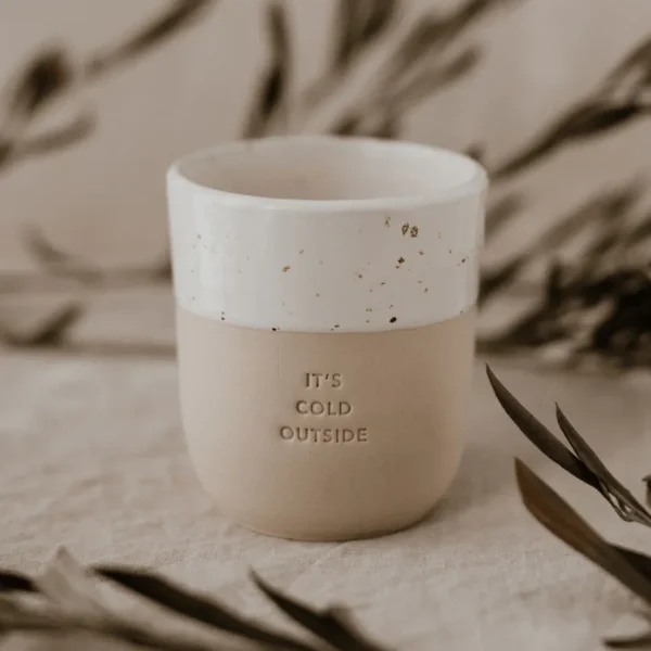 Muki, It's Cold Outside Mug -käsintehty korvaton tekstimuki