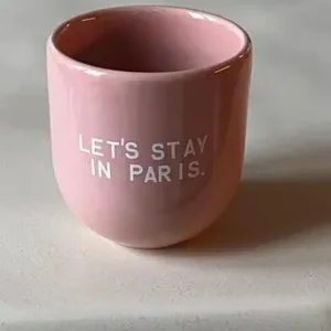 Muki, Let's Stay in Paris -vaaleanpunainen muki tekstillä